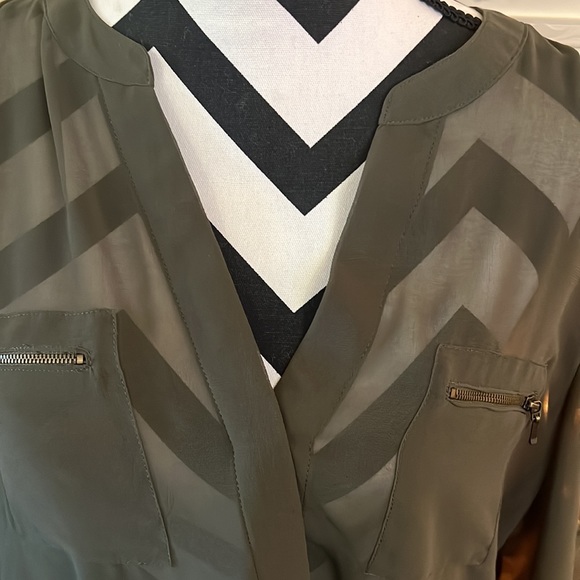 Beautiful Blouse - Picture 2 of 6